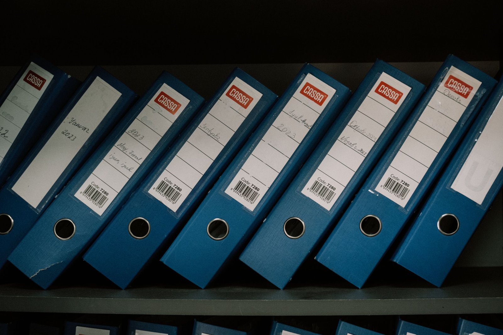 Règles de numérotation, délais de paiement et relances automatisées.