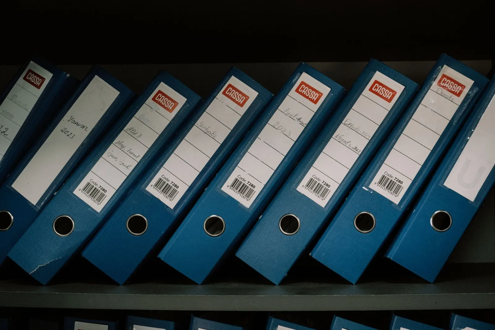 Règles de numérotation, délais de paiement et relances automatisées.